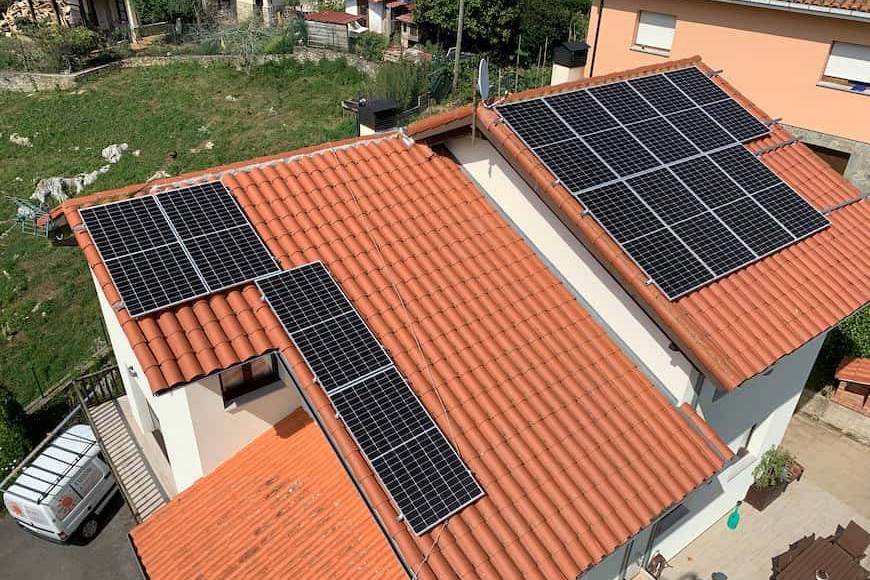 Instalación fotovoltaica de autoconsumo con acumulación en Ribadesella (Asturias)
