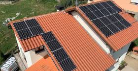 Instalación fotovoltaica de autoconsumo con acumulación en Ribadesella (Asturias)