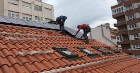 El Principado exime a los paneles solares de cumplir las restricciones estéticas en las cubiertas.