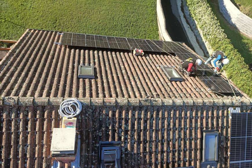 Instalación fotovoltaica de autoconsumo con acumulación en Argame - Morcín (Asturias)