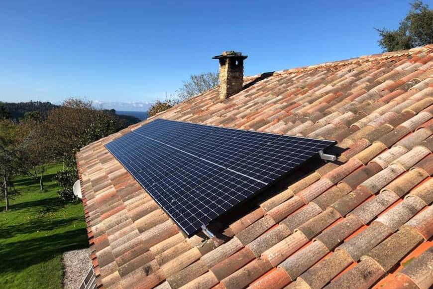 Instalación fotovoltaica de autoconsumo con acumulación en la zona de Villaviciosa (Asturias)